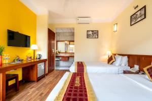 Postel nebo postele na pokoji v ubytování Hoi An Green Riverside Oasis Villa