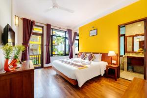Postel nebo postele na pokoji v ubytování Hoi An Green Riverside Oasis Villa