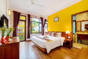 Postel nebo postele na pokoji v ubytování Hoi An Green Riverside Oasis Villa