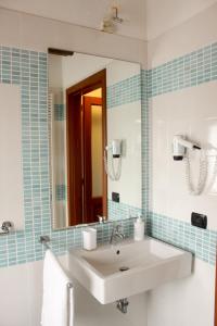 a bathroom with a sink and a mirror at Bio Agriturismo Vojon in Ponti Sul Mincio