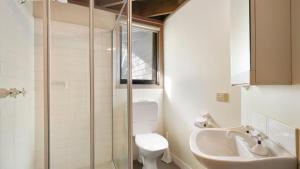 ein Badezimmer mit Toilette und Waschbecken in der Unterkunft Symbar in Dinner Plain + 5 Fotos