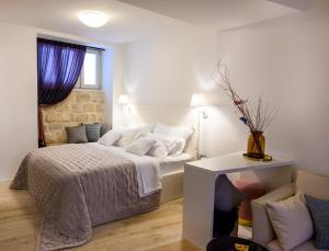 A bed or beds in a room at Diocletian Luxury Room