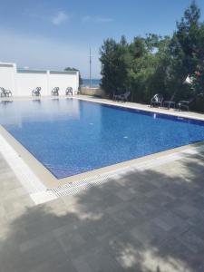 - une grande piscine avec des chaises dans un bâtiment dans l'établissement Seascape 501, à Larnaka