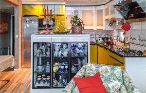 una cocina con un armario lleno de platos en Awesome Home In mli With House Sea View, en Åmli
