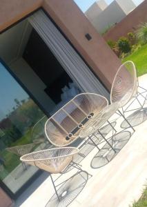 2 sillas y una mesa en el balcón en Villa, en Marrakech