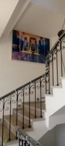 una escalera en una casa con una pintura en la pared en Villa, en Marrakech