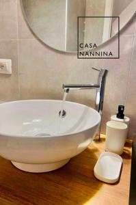 uma casa de banho com um lavatório branco numa mesa de madeira em Casa Nannina - Seaview Terrace with Jacuzzi in Capri em Capri