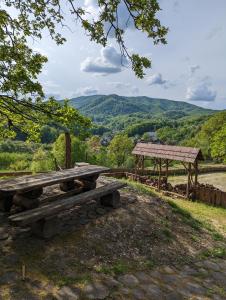 een picknicktafel met uitzicht op de bergen bij Хижа Гора in Saján