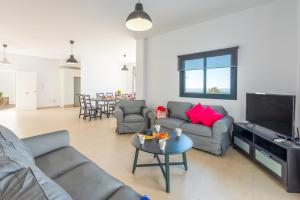 salon z kanapami, telewizorem i stołem w obiekcie Villa Ladera Sol by Villa Plus w mieście Nerja