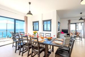 jadalnia i salon ze stołem i krzesłami w obiekcie Villa Ladera Sol by Villa Plus w mieście Nerja