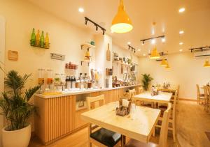 um restaurante com mesas de madeira e um bar em Bloom Hotel Koramangala em Bangalore