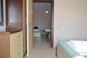 Postel nebo postele na pokoji v ubytování Aparthotel PAJA Ksamil