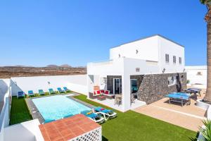 The swimming pool at or close to Villa Volcan by Villa Plus