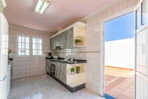 A kitchen or kitchenette at Villa Volcan by Villa Plus