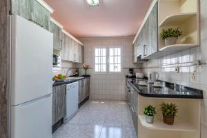 A kitchen or kitchenette at Villa Volcan by Villa Plus