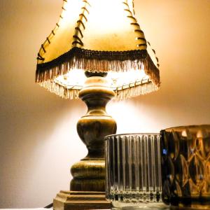 un primer plano de una lámpara sobre una mesa en Stary Dom, a może en Kruklanki