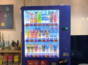 einem Automaten mit vielen Flaschen Soda in der Unterkunft ビジネスホテルマーキュリー（ロイヤルイングループ） in Higashi-murayama
