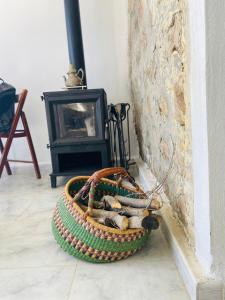 a basket sitting on the floor next to a wall at Dar zmen 