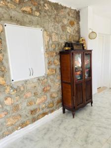 drewniana szafka w pokoju z kamienną ścianą w obiekcie Dar zmen 