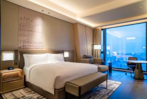 Postel nebo postele na pokoji v ubytování JW Marriott Hotel Xi'an