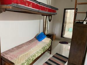Postel nebo postele na pokoji v ubytování Shilpa Vikas Homestay