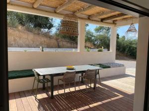patio con tavolo e sedie su una terrazza di Villa Alandra a Pietrosella