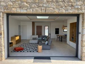 a large living room with a stone wall at Villa Alandra in Pietrosella