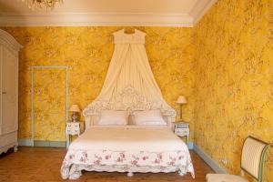 ein Schlafzimmer mit einem weißen Bett mit gelber Tapete in der Unterkunft La Belle Eco in Montréal