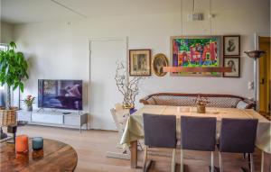 jadalnia ze stołem i telewizorem w obiekcie 2 Bedroom Awesome Apartment In Fornebu w mieście Fornebu