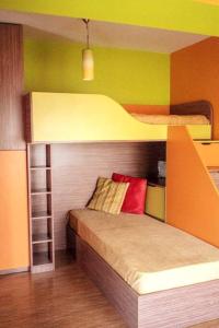 1 Schlafzimmer mit 2 Etagenbetten in einem Zimmer in der Unterkunft Aпартамент в близост до морето и центъра in Burgas City
