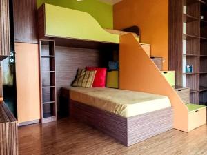 ein Schlafzimmer mit einem Etagenbett mit Bettrahmen in der Unterkunft Aпартамент в близост до морето и центъра in Burgas City
