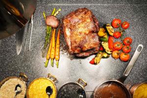 un grill avec de la viande et des légumes sur une table dans l'établissement JW Marriott Hotel Xi'an, à Xi'an