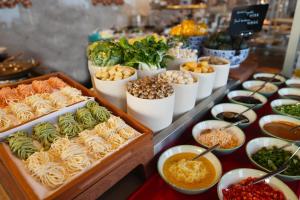 een buffet gevuld met verschillende soorten pasta en groenten bij JW Marriott Hotel Xi'an in Xi'an