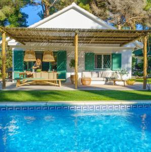 Bazén v ubytování By The Sea Lux House - Gran Piscina en Playa Fenals nebo v jeho okolí