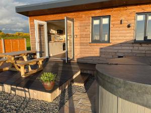 Balkón nebo terasa v ubytování MAESLLAN CABINS 'Hud Y Machlud' + 9 fotografií