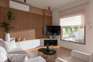 TV a/nebo společenská místnost v ubytování Mariann Premium Suites + 31 fotografií