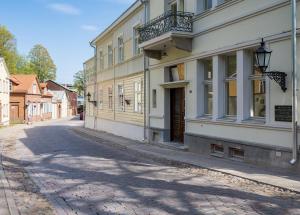 eine leere Straße in einer Stadt mit einem Gebäude in der Unterkunft Grand Hotell Residents loft Tartu vanalinnas in Tartu