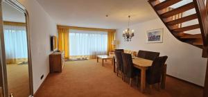 - une salle à manger et un salon avec une table et des chaises dans l'établissement Schwaben Hotel Ebnisee, à Ebni