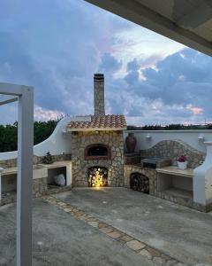 un horno de piedra para pizzas en la parte superior de un patio en Casa Vacanze Il Vigneto, en Marsala