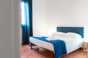 Łóżko lub łóżka w pokoju w obiekcie Elimi Favignana Apartments - Residence in città