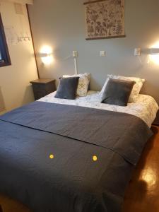 een slaapkamer met een groot bed met 2 kussens bij Reewold Veluwe in Putten