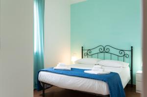 Łóżko lub łóżka w pokoju w obiekcie Elimi Favignana Apartments - Residence in città