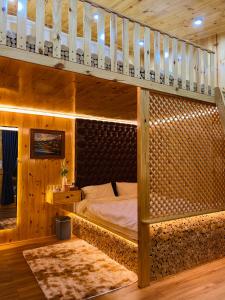 大叻的住宿－Dớt's Garden Homestay，一间卧室设有双层床和楼梯。