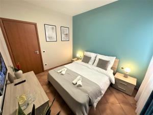 a bedroom with a large bed and a table at Mila Prestigioso Appartamento in Scalea