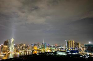 - une vue sur les toits de la ville la nuit dans l'établissement Empire city Thủ Thiêm Luxuriest Apartment Ho Chi Minh city Dist 2, à Hô-Chi-Minh-Ville