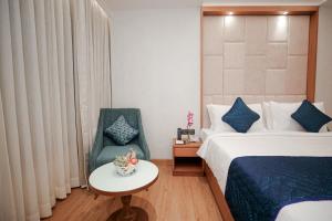 Кровать или кровати в номере Regenta Place Bhopal by Royal Orchid Hotels Limited +38 фотографий