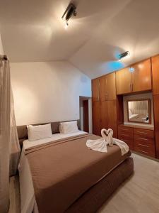 een slaapkamer met een bed met een handdoek erop bij Oasi Rejuve Villa in Menevi