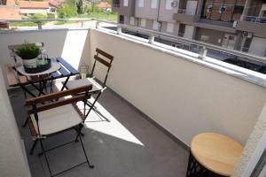 - Balcón con sillas y mesa en un edificio en Dino & Gorge Apartments, en Gevgelija