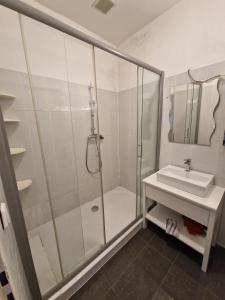 La salle de bains est pourvue d'une douche et d'un lavabo. dans l'établissement Central City Apartment 131, à Vienne