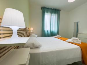 Łóżko lub łóżka w pokoju w obiekcie Elimi Favignana Apartments - Residence in città